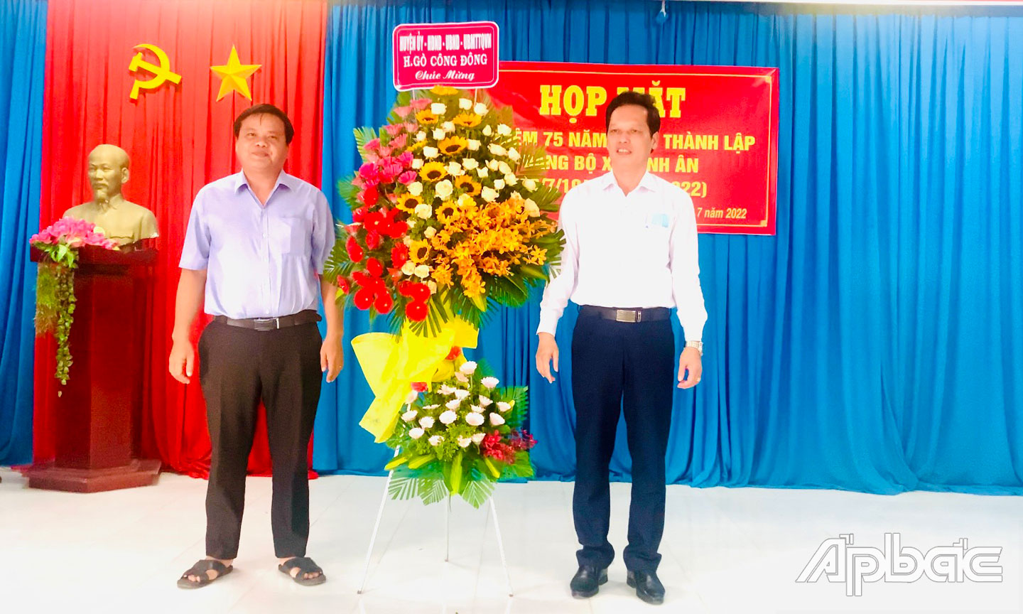Đồng chí Nguyễn Thành Diệu đã tặng hoa chúc mừng Đảng bộ xã Bình Ân nhân kỷ niệm 75 năm xây dựng và trưởng thành.