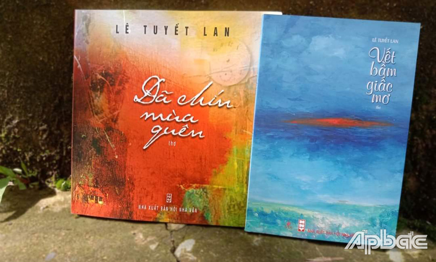 Bìa 2 tập thơ của Lê Tuyết Lan đã được xuất bản.