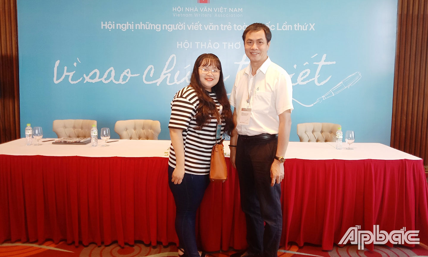  Lê Tuyết Lan và Nhà thơ Hữu Việt, Trưởng ban Nhà Văn trẻ tại hội nghị.