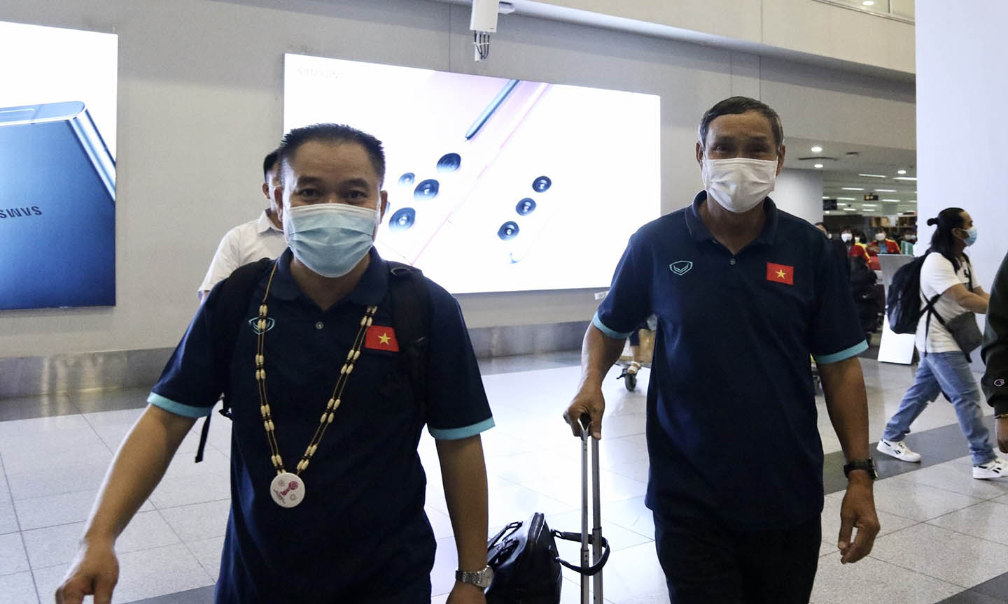 Đội quá cảnh tại Doha 3 tiếng trước khi đáp chuyến bay tiếp theo tới Philippines, hạ cánh lúc 22h30 tối ngày 3/7 (theo giờ địa phương) tại sân bay quốc tế Ninoy Aquino (Manila).