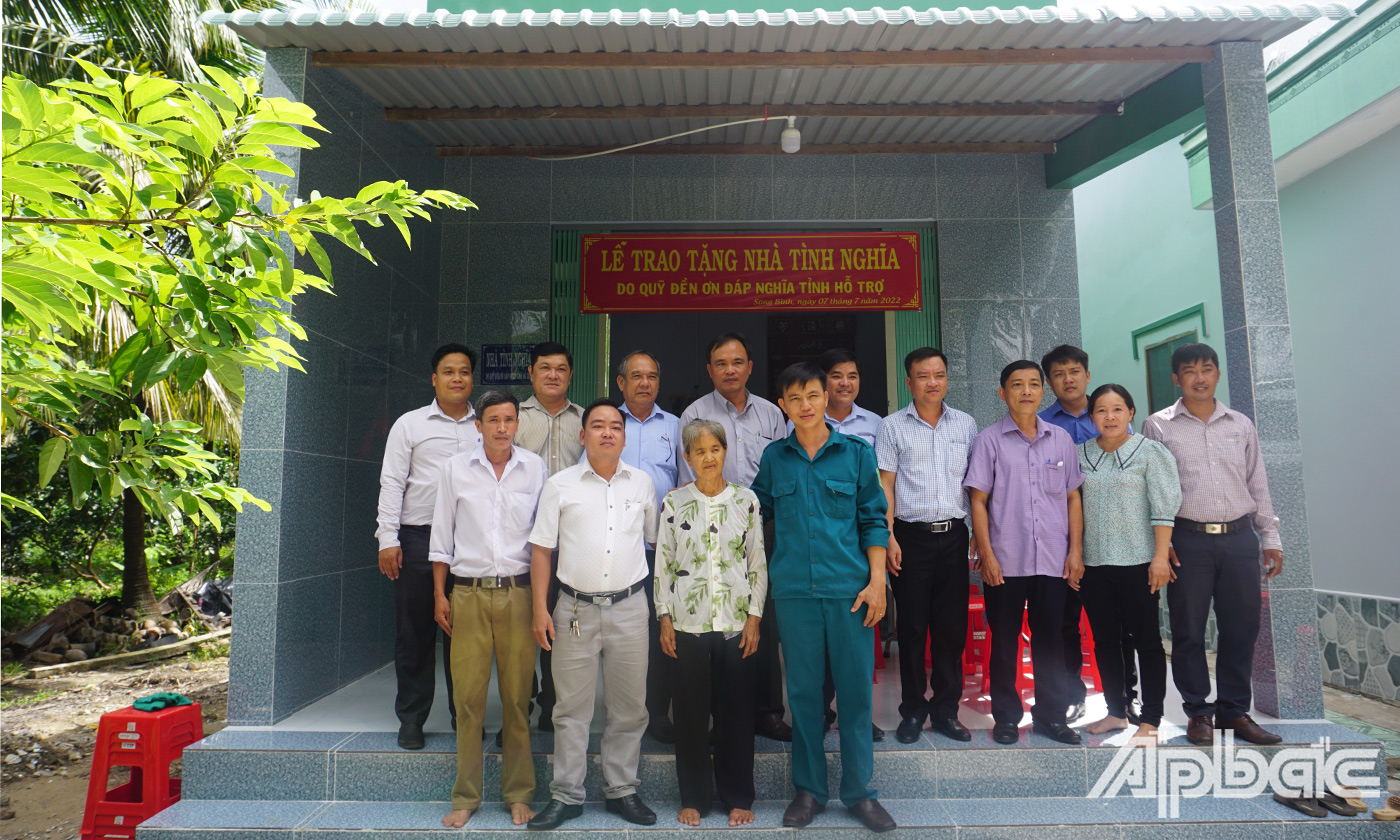 Bàn giao nhà cho gia đình bà Trương Thị Sáu (con liệt sĩ), xã Song Bình, huyện Chợ Gạo.