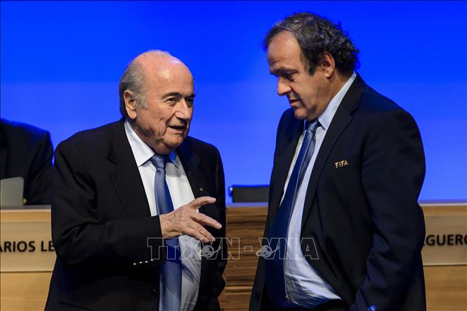 Chủ tịch Liên đoàn bóng đá thế giới (FIFA) Sepp Blatter (trái) và cựu Chủ tịch Liên đoàn bóng đá châu Âu (UEFA) Michel Platini tại Hội nghị lần thứ 64 Liên đoàn bóng đá thế giới ở Sao Paulo, Brazil. Ảnh tư liệu: AFP/TTXVN