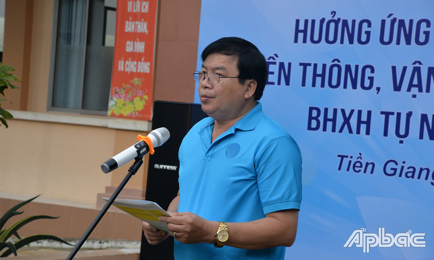 Phó Chủ tịch, Ủy ban mặt trận Tổ quốc tỉnh Lê Văn Liểng phát biểu tại lễ ra quân