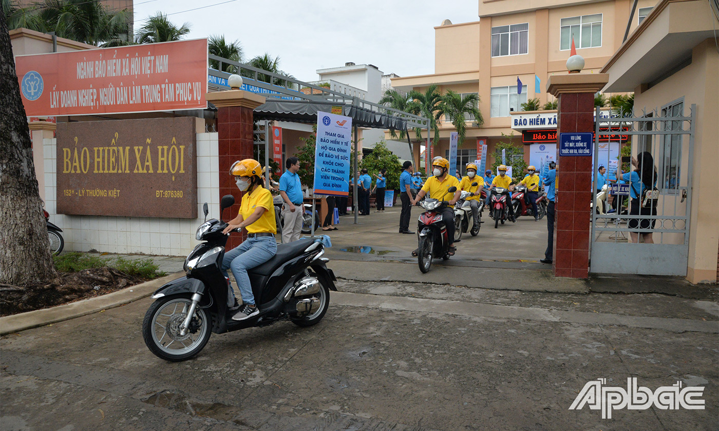 Tổ chức diễu hành, chạy roadshow trên các tuyến đường chính trên địa bàn TP. Mỹ Tho và  các huyện trên địa bàn tỉnh Tiền Giang.