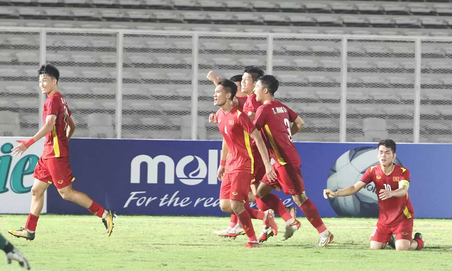 U19 Việt Nam đã có hành trình rất đáng khen ngợi khi giành vé vào bán kết dù chung bảng với U19 Indonesia và U19 Thái Lan. Ảnh: Vietnnamnet.vn