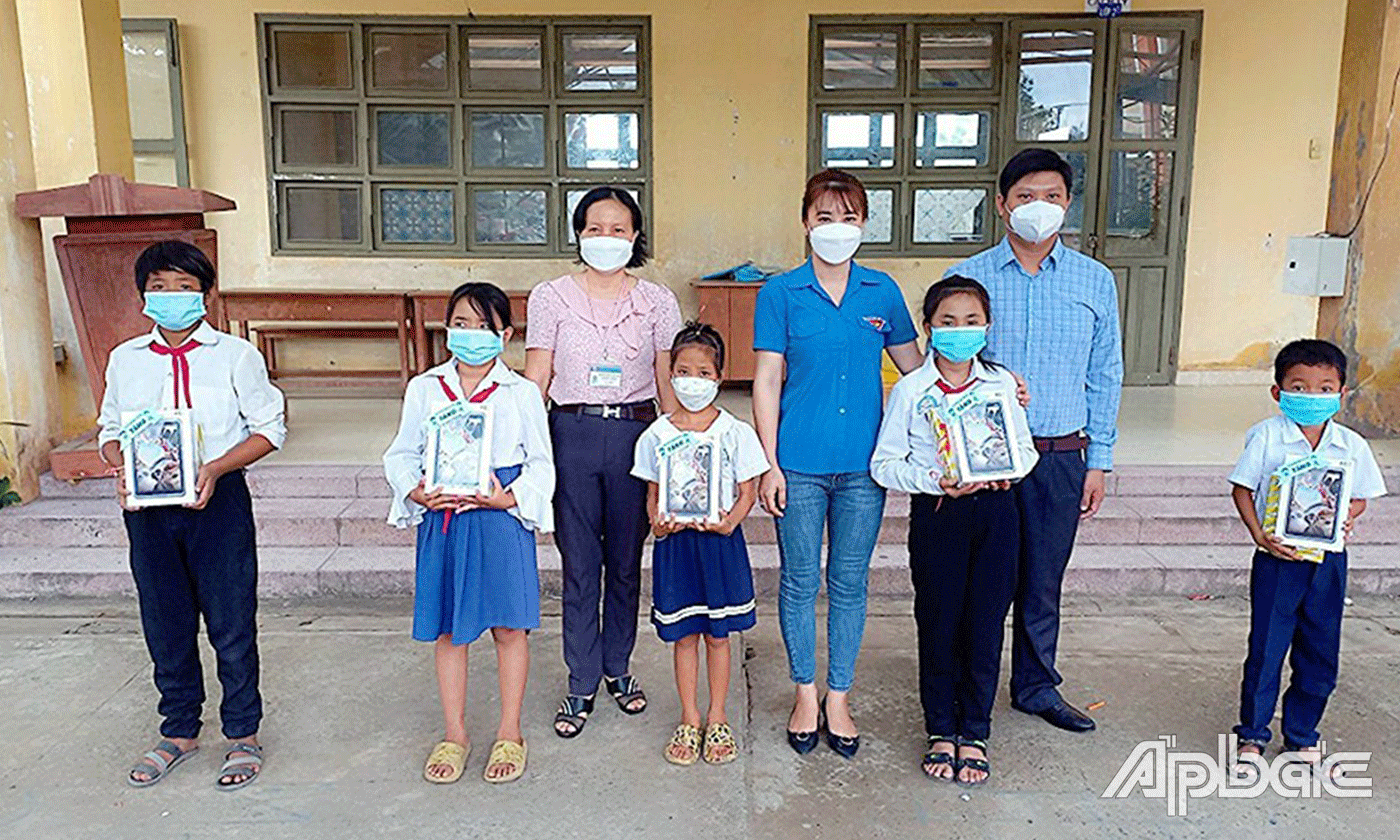 Chi đoàn Báo Ấp Bắc trao 5 máy tính bảng cho học sinh xã Phú Tân (Tân Phú Đông).