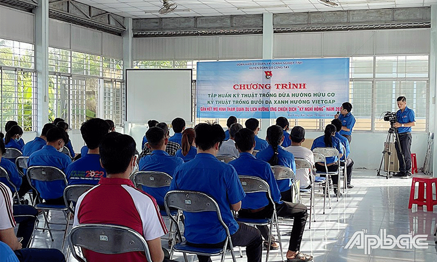 Đoàn Sở Khoa học và Công nghệ chuyển giao khoa học kỹ thuật cho nông dân và thanh niên huyện Gò Công Tây.
