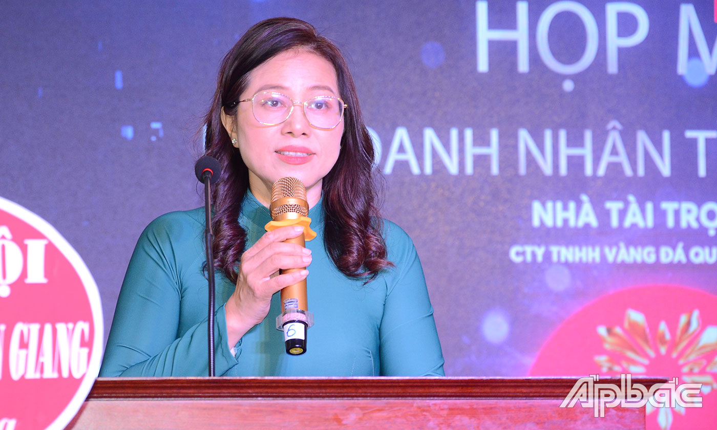  Chủ tịch Chi hội Nữ doanh nhân tỉnh Nguyễn Thị Tuyết phát biểu tại buổi họp mặt.