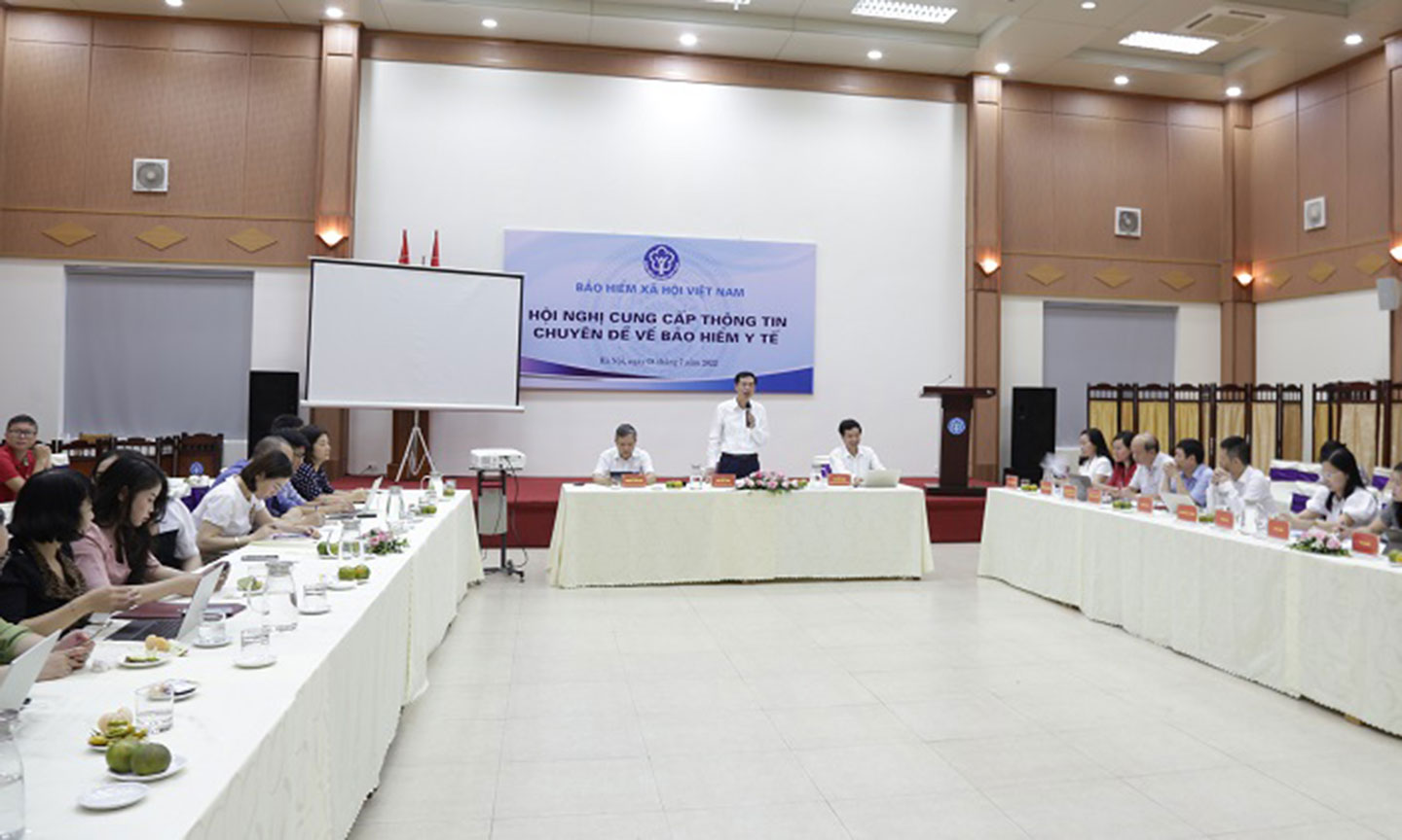 Phó Tổng Giám đốc BHXH Việt Nam  Đào Việt Ánh - cung cấp kết quả thực hiện trong Hội nghị cung cấp thông tin chuyên đề về BHYT.