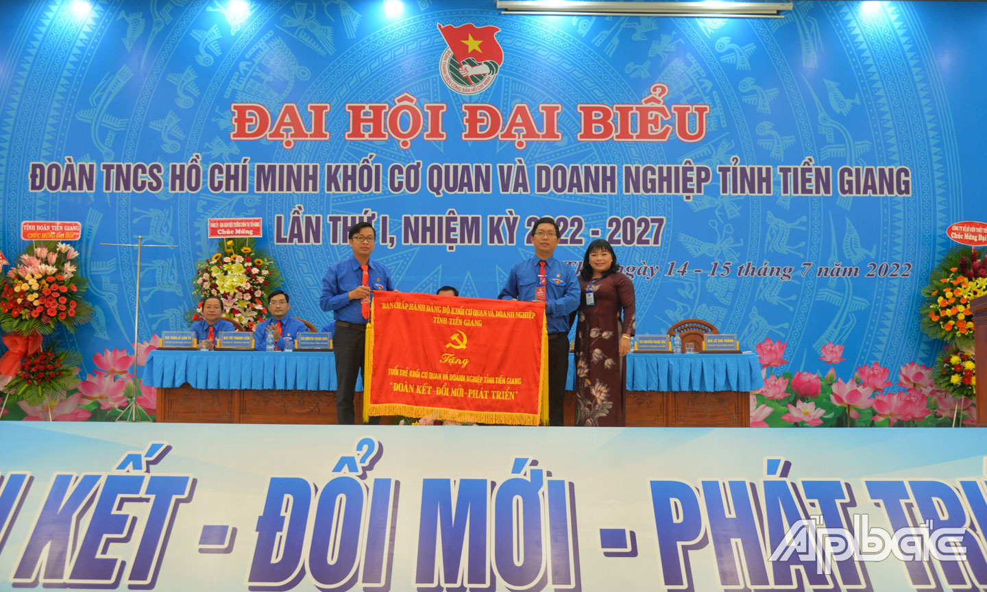 Ban Chấp hành Đảng bộ Khối Cơ quan và Doanh nghiệp tỉnh đã trao tặng Bức trướng cho tuổi trẻ khối Cơ quan  và Doanh nghiệp tỉnh Tiền Giang với dòng chữ “Đoàn kết - Đổi mới - Phát triển”.