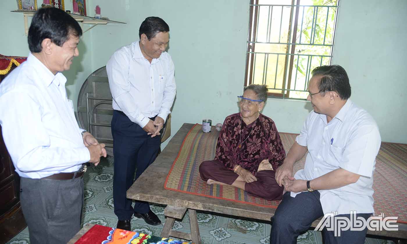 Đồng chí Võ Văn Bình và các thành viên trong đoàn đến thăm và tặng quà gia đình bà Nguyễn Thị Nay, vợ liệt sĩ, ở ấp 2, xã Tân Thanh.
