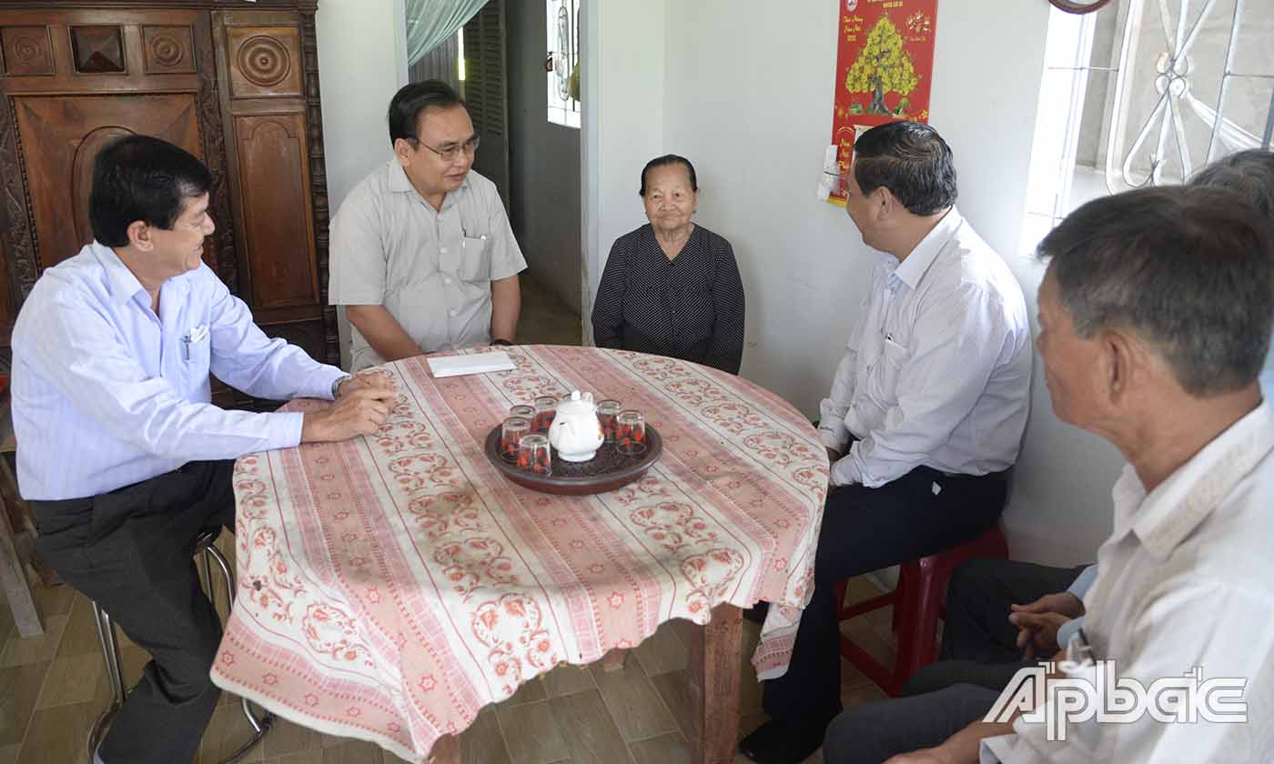 Đoàn đến thăm và tặng quà gia đình bà Nguyễn Thị The, mẹ liệt sĩ, ở ấp 1, xã Tân Thanh.