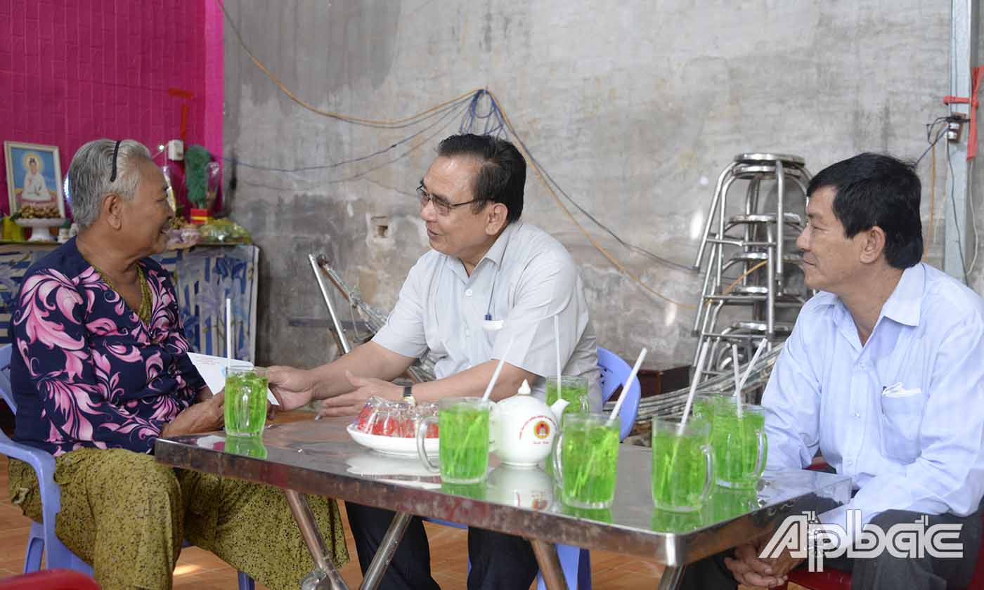 Đoàn đến thăm và tặng quà gia đình bà Nguyễn Thị Xem, thương binh 61 %, ấp 4, xã Tân Thanh.