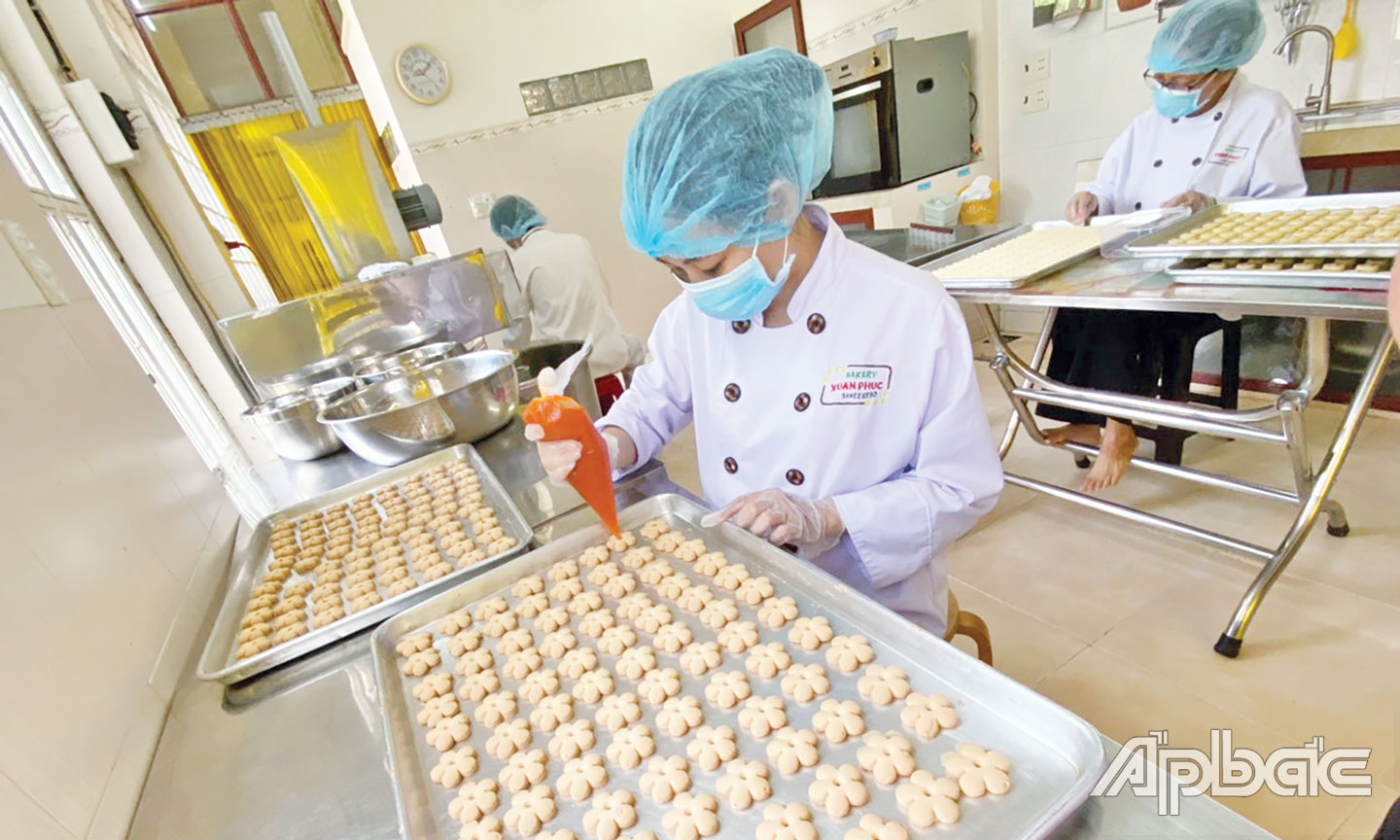 Sản xuất bánh quy dừa tại cơ sở Xuân Phúc.