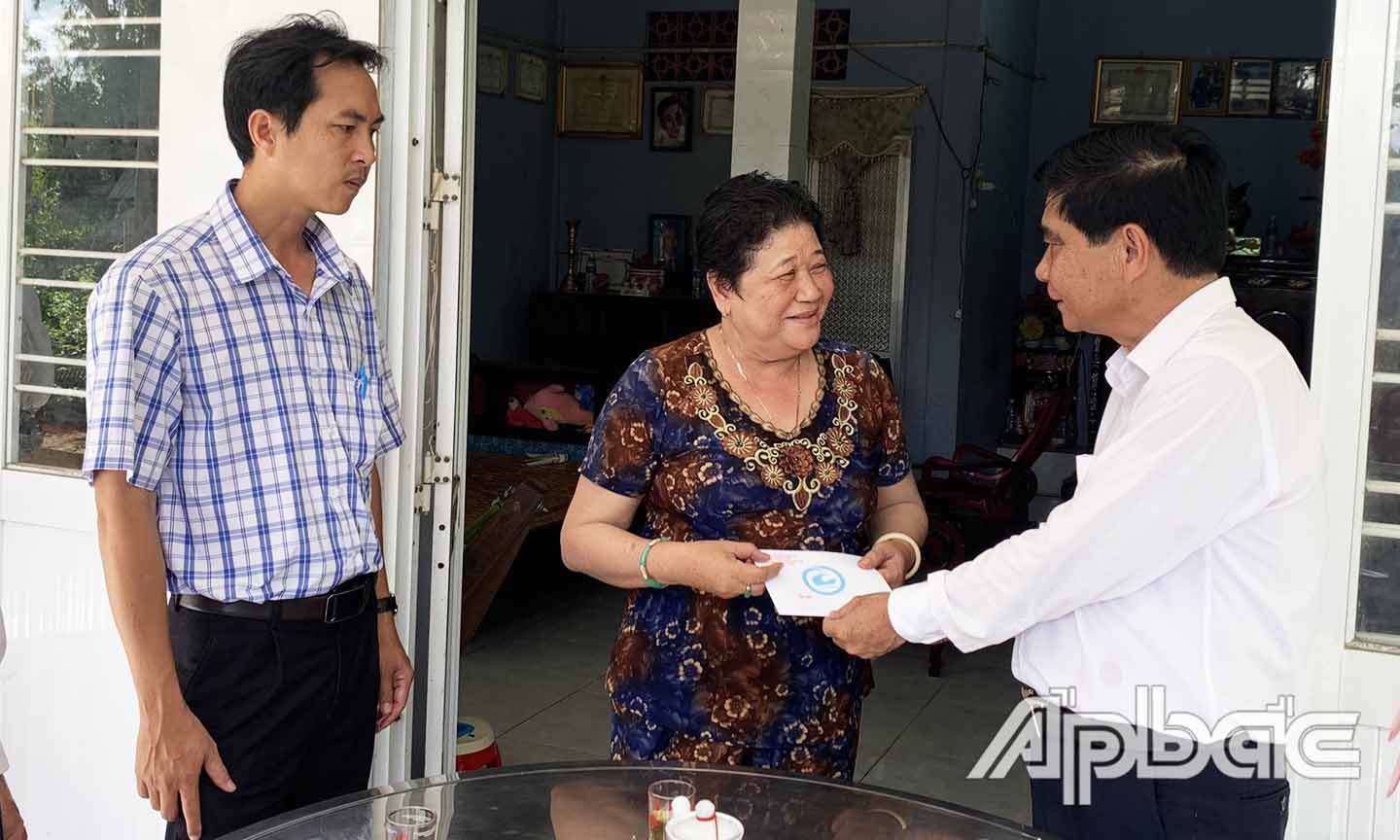 Đồng chí Nguyễn Văn Nhã cùng các thành viên trong đoàn đến thăm và tặng quà gia đình bà Lê Thị Tuyết Hoa, bệnh binh 61%, ấp Hậu Phú 1, xã Hậu Mỹ Bắc A.