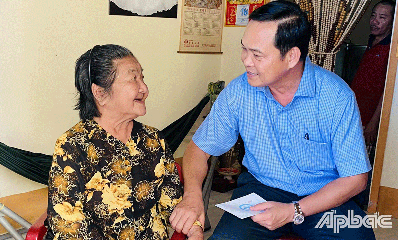 Đoàn thăm hỏi, tặng quà cho bà Phạm Thị Na là mẹ liệt sĩ.