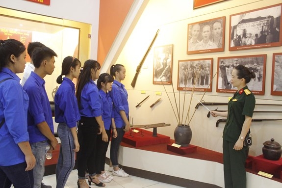 Thế hệ trẻ tham quan bảo tàng để hiểu hơn về lịch sử dân tộc. Ảnh: ĐÀO DUY TUẤN. 