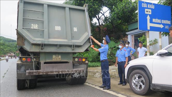 Thanh tra Giao thông - Xây dựng Lào Cai kiểm tra kích thước thùng xe. Ảnh minh họa: Hồng Ninh/TTXVN