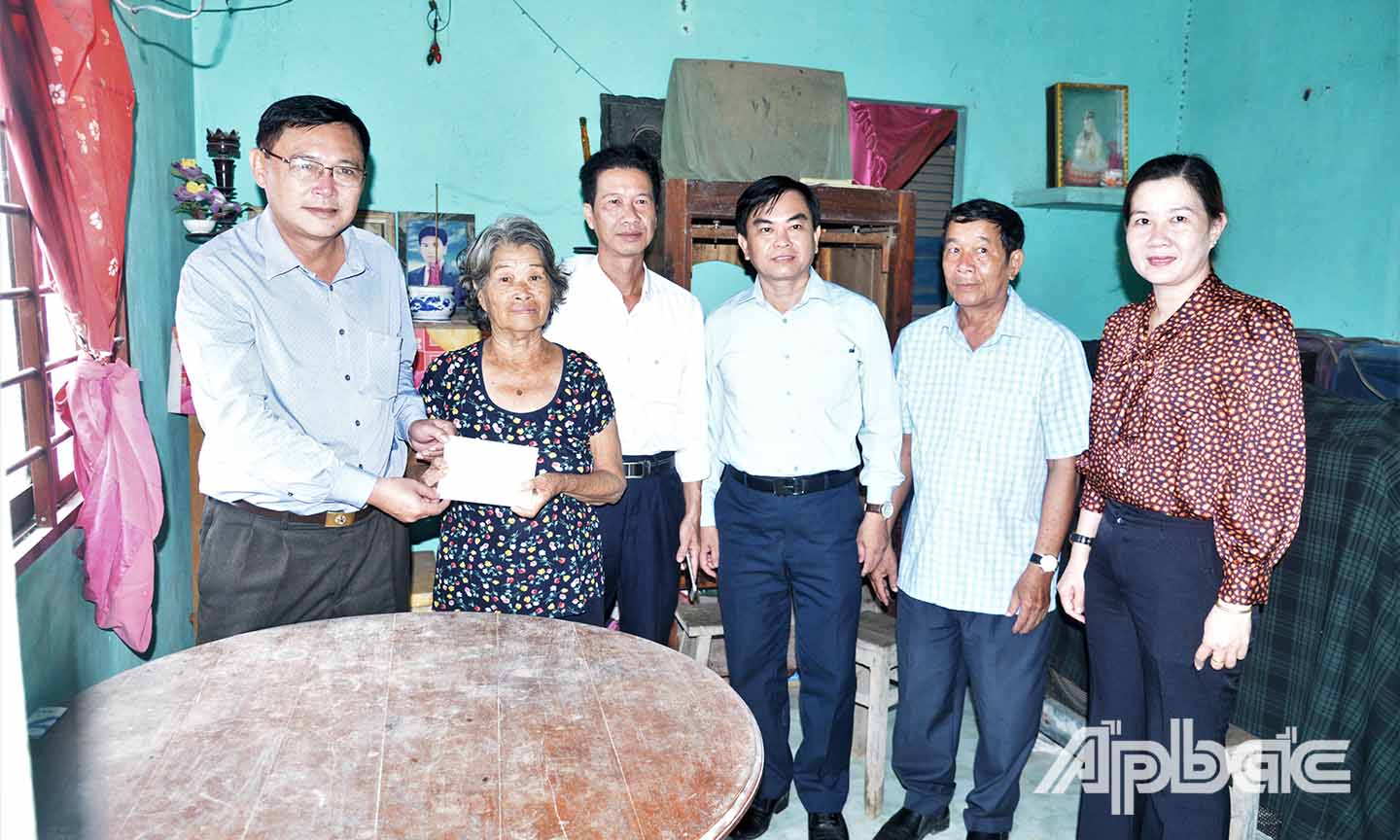 Đồng chí Đỗ Tấn Hùng (bìa trái) cùng các thành viên trong đoàn đến thăm và tặng quà gia đình bà Huỳnh Thị Cầu, vợ liệt sĩ, ấp Tân Phát, xã Tân Hòa Đông.