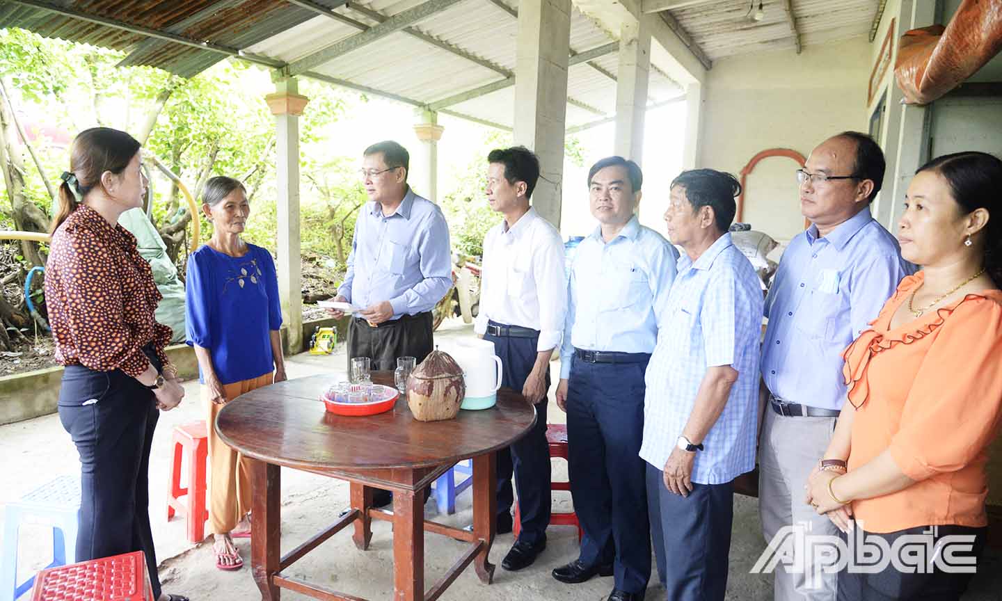 Đồng chí Đỗ Tấn Hùng và các thành viên trong đoàn đến thăm và tặng quà gia đình bà Dương Thị Kiếm, các bộ tù đày, ấp Tân Long, xã Tân Hòa Đông.
