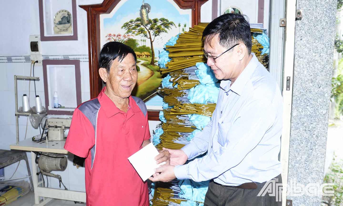 Đồng chí Đỗ Tấn Hùng và các thành viên trong đoàn đến thăm và tặng quà gia đình ông Nguyễn Văn Sáu, ấp thương binh 76%, ấp Mỹ Lộc, xã Thạnh Mỹ.