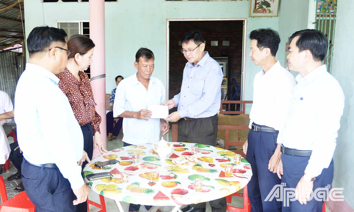 Đồng chí Đỗ Tấn Hùng cùng các thành viên trong đoàn đến thăm và tặng quà gia đình ông Phan Văn Một, bệnh binh 61%, ấp Mỹ Thiện, xã Thạnh Mỹ.