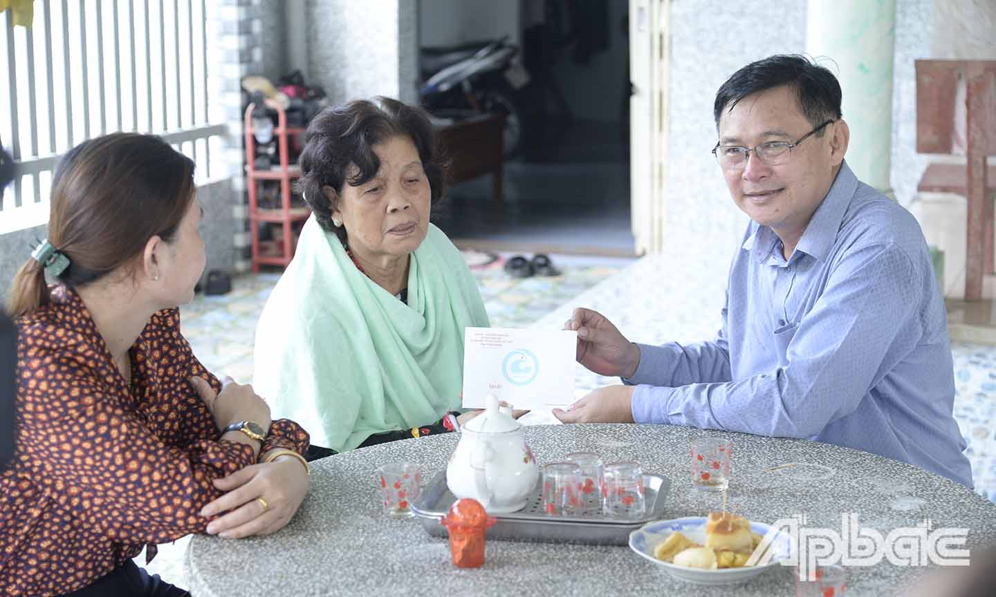 Đồng chí Đỗ Tấn Hùng và các thành viên trong đoàn đến thăm và tặng quà gia đình bà Nguyễn Thị Vạn, vợ liệt sĩ, ấp Mỹ Thuận, xã Thạnh Mỹ.