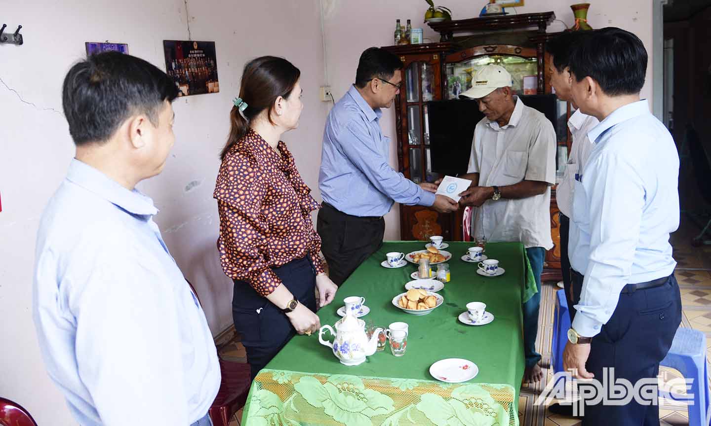 Đồng chí Đỗ Tấn Hùng và các thành viên trong đoàn đến thăm và tặng quà gia đình ông Võ Văn Tôn, thương binh 61%, ấp 4, xã Thạnh Tân.