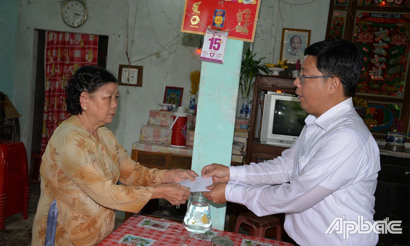 Đồng chí Trần Thanh Nguyên thăm hỏi sức khỏe, tặng quà bà Nguyễn Thị Điểu (Vợ liệt sĩ), ngụ ấp Bình Trinh, xã Đồng Sơn