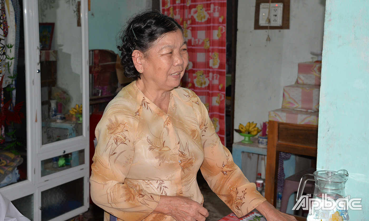 Bà Đinh Thị Mai bày tỏ lòng cảm ơn đối với sự quan tâm của lãnh đạo tỉnh, huyện đối với gia đình chính sách