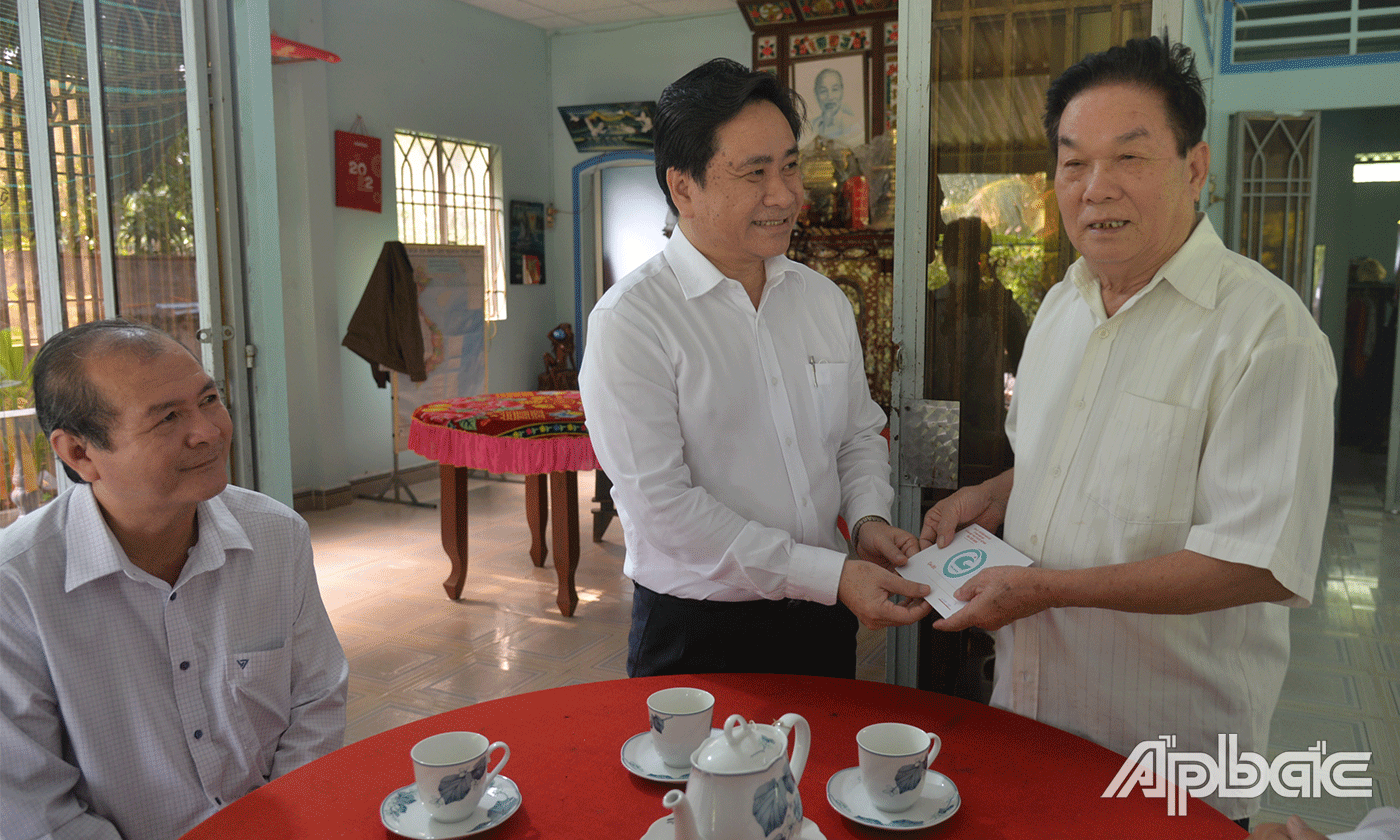 Đoàn thăm, tặng quà bệnh binh Nguyễn Thanh Tân.