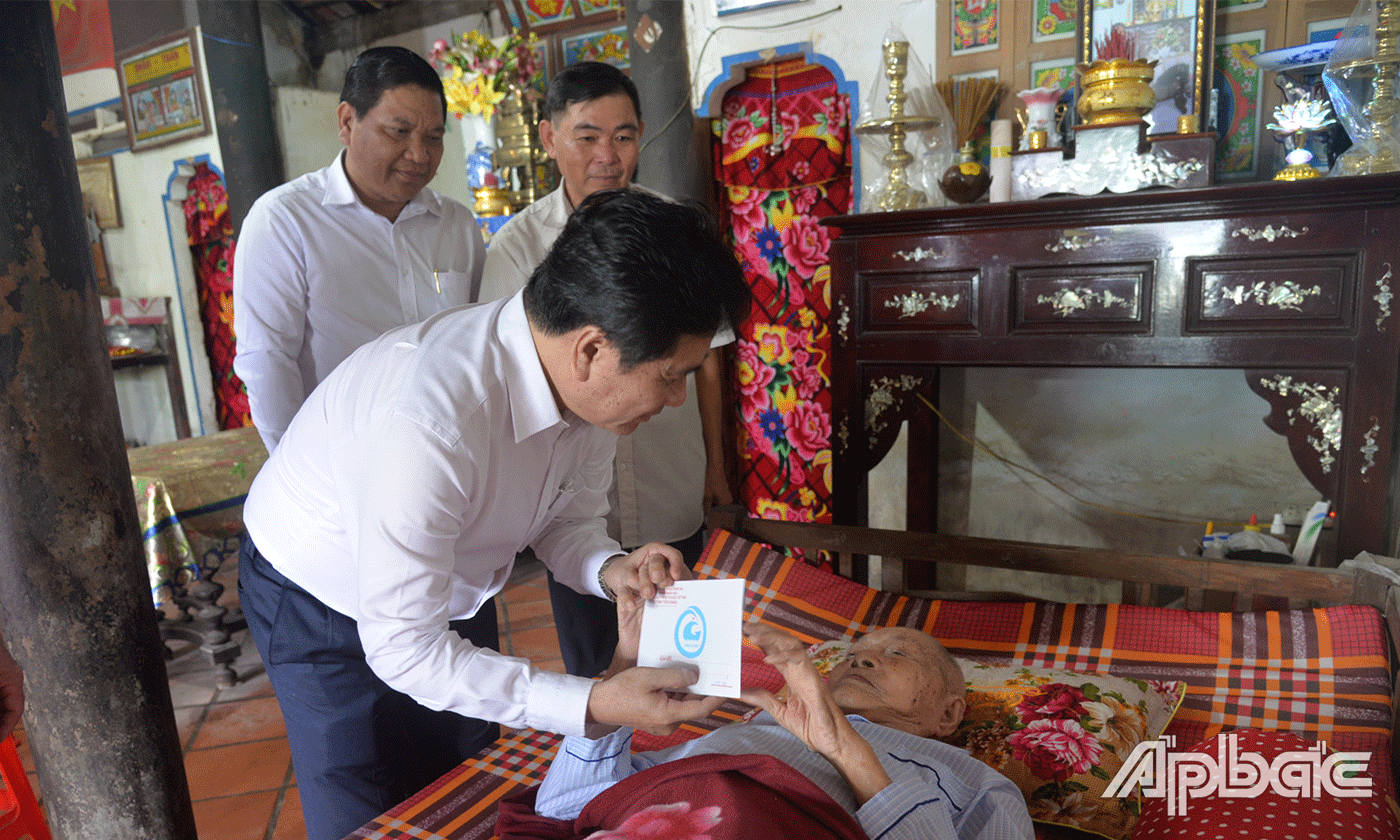 Đoàn thăm, tặng quà ông Nguyễn Văn Tranh là cha liệt sĩ.