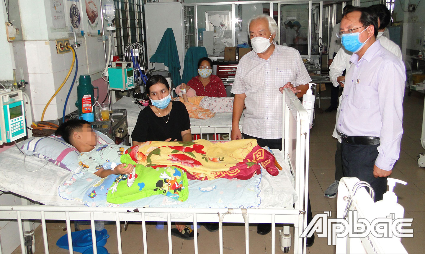 TS.BS Đỗ Quang Thành (bìa phải) thăm bệnh nhân SXH nặng đang được điều trị tại Khoa Hồi sức chống độc nhi, Bệnh viện Đa khoa trung tâm Tiền Giang.