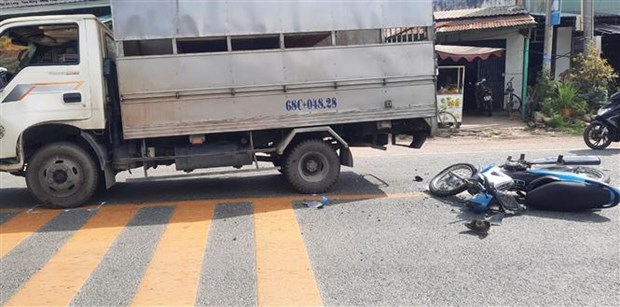 Một vụ tai nạn giao thông giữa xe môtô và xe tải trên địa bàn huyện Tam Nông, tỉnh Đồng Tháp. (Ảnh: Nhựt An/TTXVN)