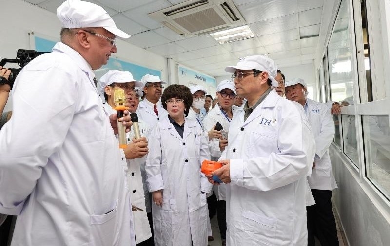 PM Pham Minh Chinh visits TH dairy producing system. (Photo: NDO).