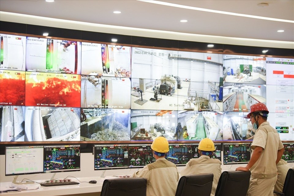 Engineers monitor and operate the waste treatment process after the plant connected to the national power grid on the morning of July 25. (Photo: laodong.vn).