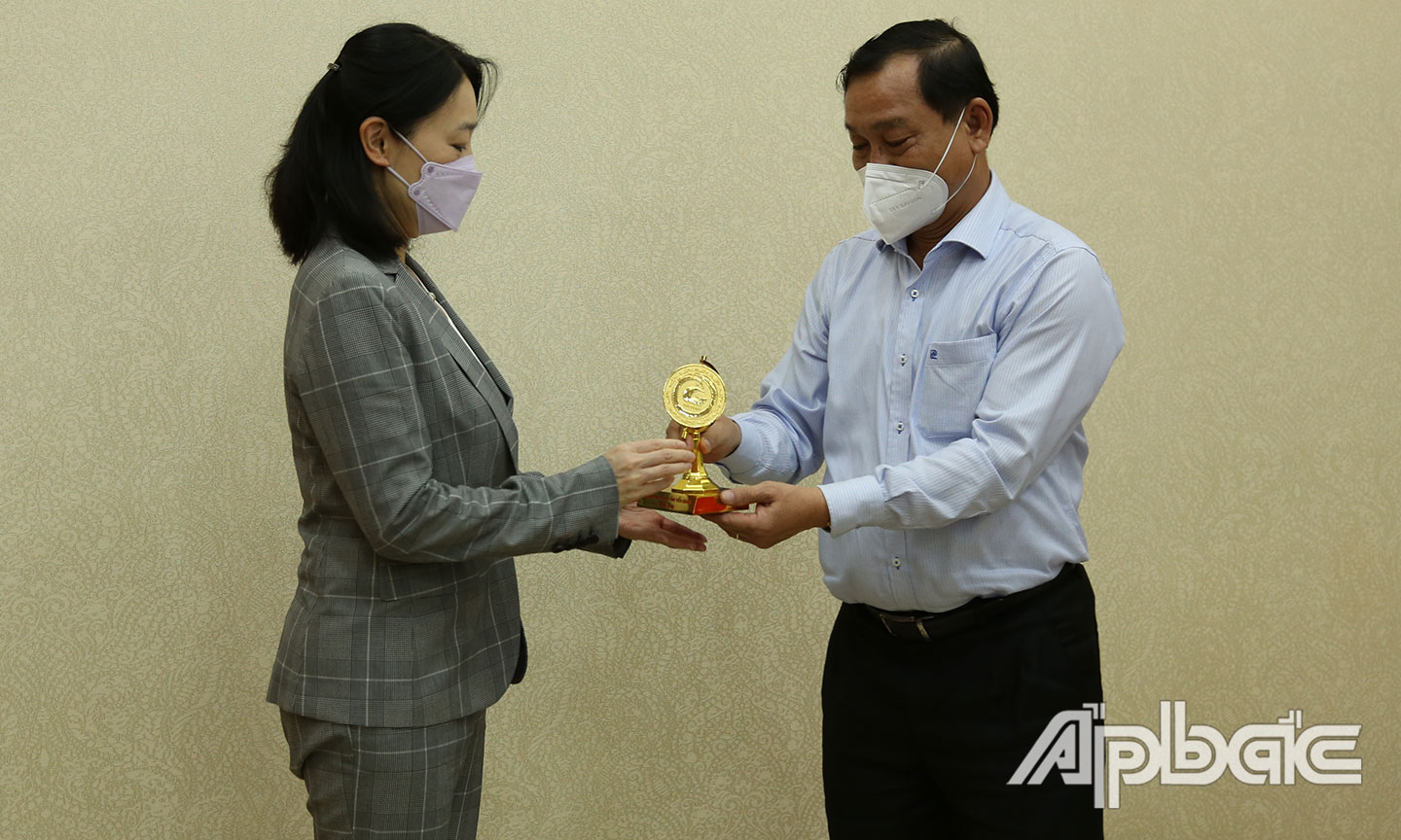 Đồng chí Nguyễn Văn Vĩnh trao quà lưu niệm cho bà Bà YURUGI Yoshiko, Trưởng ban Ban Công nghệ tiết kiệm năng lượng, NEDO Nhật Bản