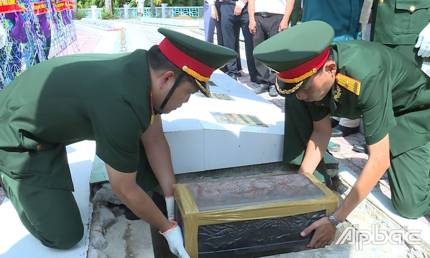Cải táng hài cốt 2 liệt sĩ tại Nghĩa trang Liệt sĩ tỉnh.