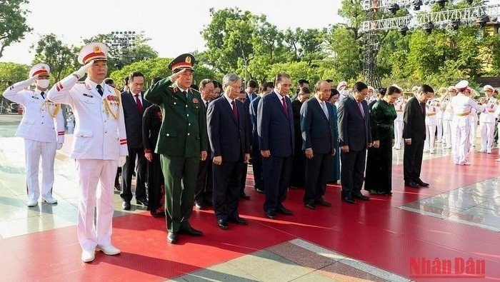The leaders pay tribute to fallen combatants. (Photo: NDO).