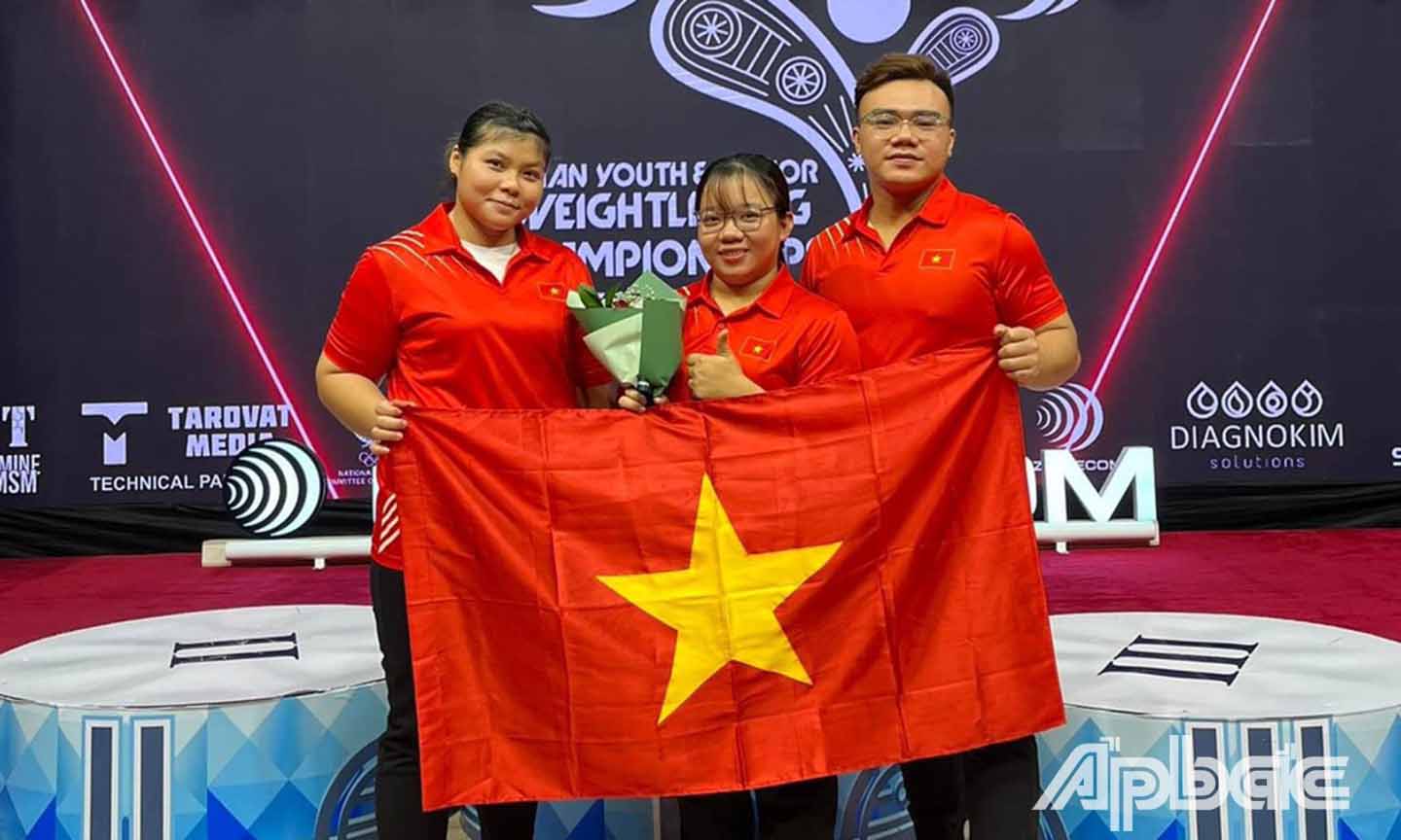 VĐV Hồ Thị Hà Phương (bài trái) chụp ảnh cùng các VĐV đồng hương Tiền Giang trong màu áo Đội tuyển Việt Nam tham dự giải đấu.