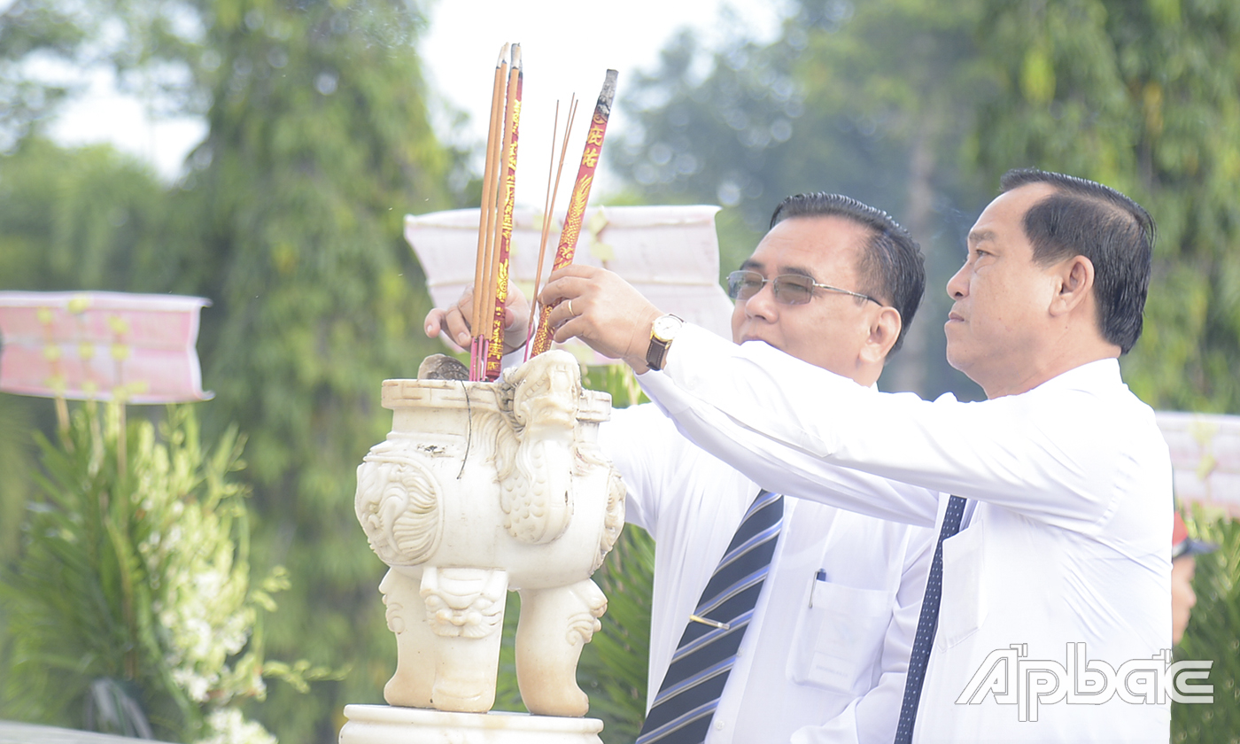 Đồng chí Võ Văn Bình và đồng chí Nguyễn Văn Vĩnh thắp hương đài tưởng niệm Nghĩa trang Liệt sĩ tỉnh.