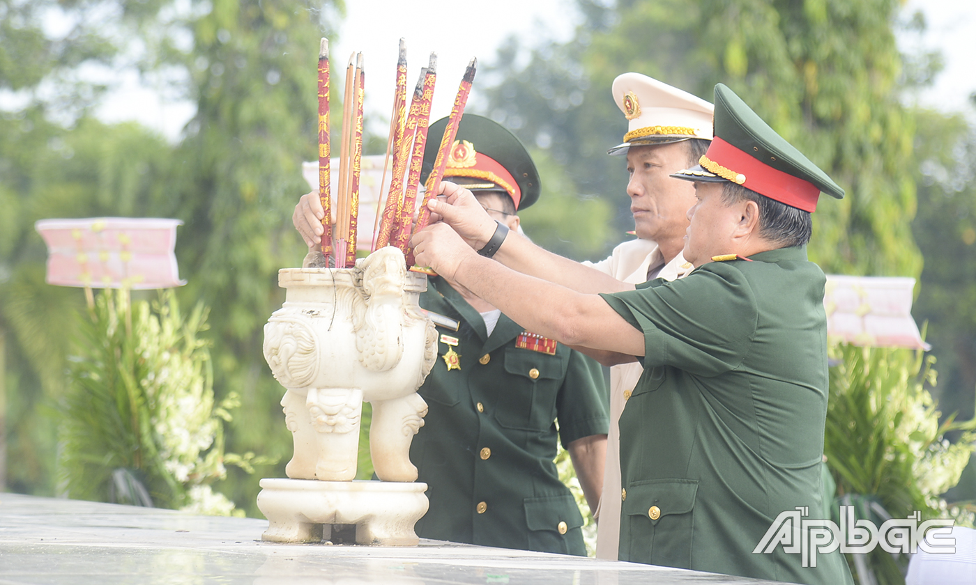 Đoàn Lực lượng vũ trang tỉnh và Hội Cựu chiến binh tỉnh viếng Nghĩa trang Liệt sĩ tỉnh.