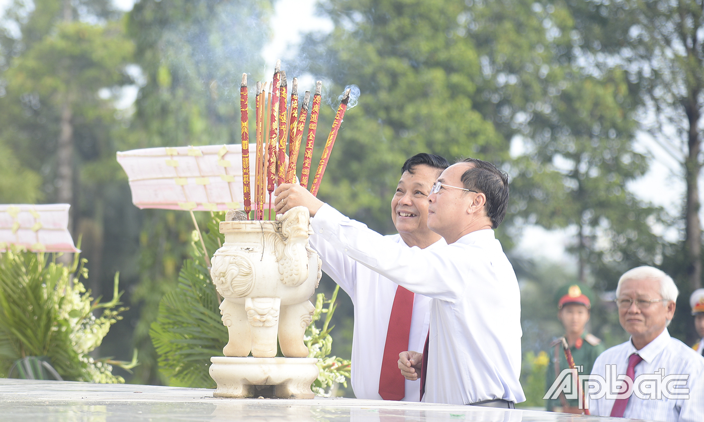 Lãnh đạo TP. Mỹ Tho và huyện Châu Thành thắp hương đài tưởng niệm Nghĩa trang Liệt sĩ tỉnh.