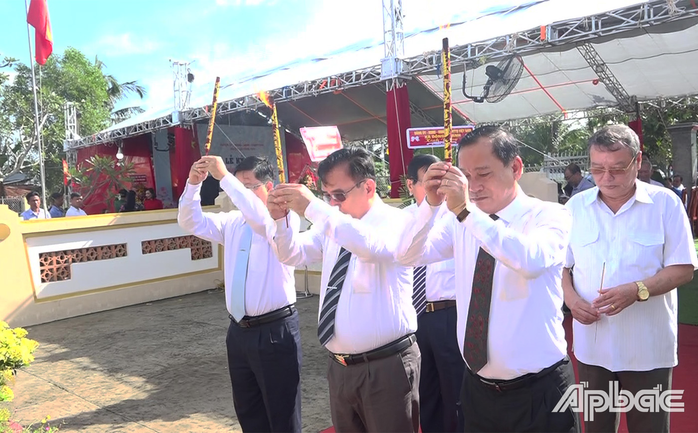 Các đồng chí lãnh đạo Tỉnh ủy - HĐND - UBND tỉnh Tiền Giang thắp hương