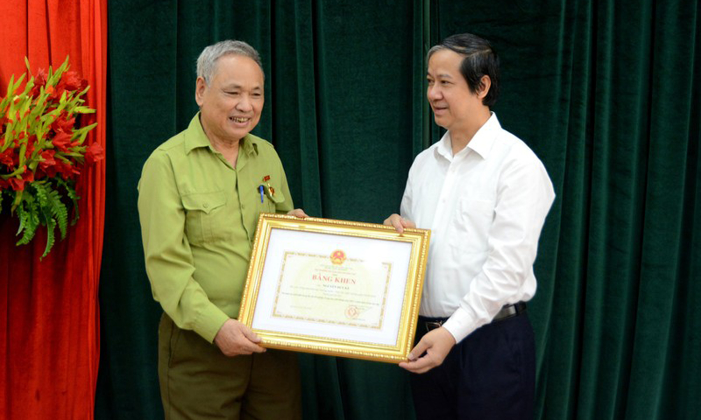 Bộ trưởng Nguyễn Kim Sơn tặng Bằng khen cho ông Nguyễn Huy Kỳ.