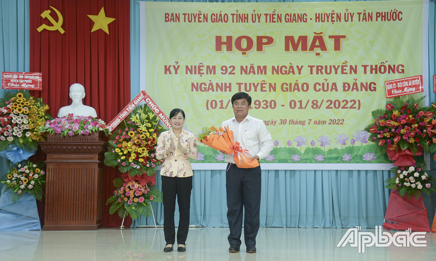Đồng chí Châu Thị Mỹ Phương tặng hoa cảm ơn đồng chí Đoàn Văn Tuấn, Bí Thư huyện ủy, Chủ tịch HĐND huyện Tân Phước.