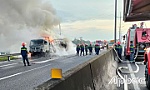 Xe tải bốc cháy trên cao tốc TP. Hồ Chí Minh - Trung Lương