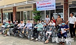 Trao 15 xe lăn cho người khuyết tật