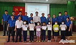 Tặng quà cho học sinh có hoàn cảnh khó khăn tại xã Phước Thạnh