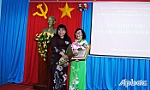Đồng chí Thái Ngọc Bảo Trâm trao Huy hiệu 40 năm tuổi Đảng
